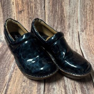 Preowned B.O.C. Two Tone Navy Blue Slip-On Shoes Size 7M Item #PHK6956